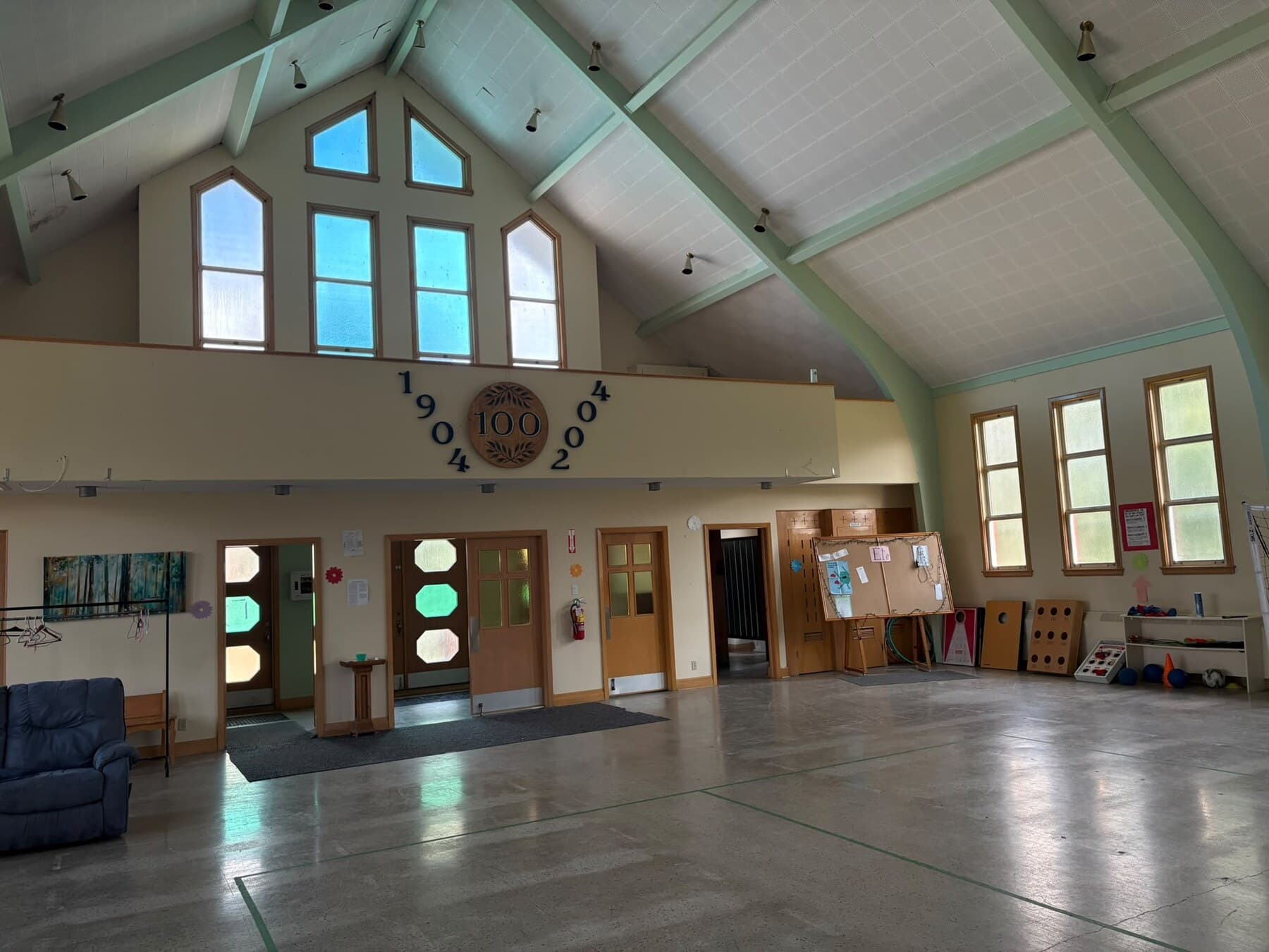 Hall de la grande salle voûtée, ses portes à vitraux et son médaillon commémoratif 1904-2004